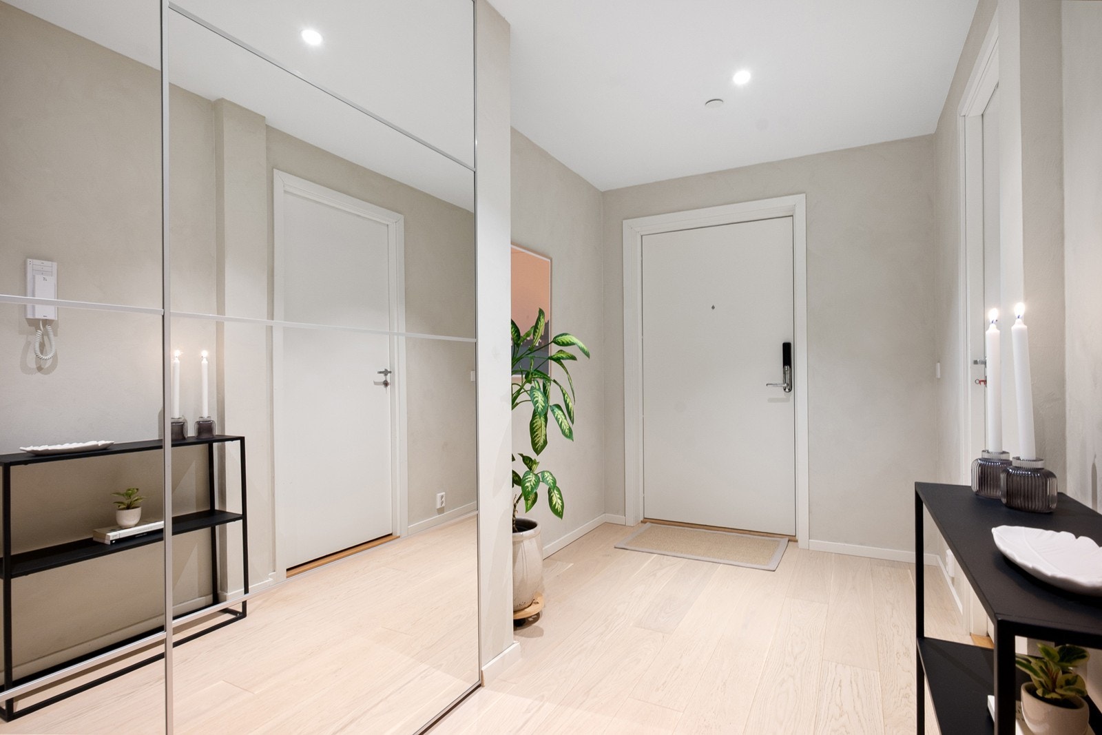 Leiligheten har enkel adkomst via heis eller trapp opp til byggets 2.etajse. Galleribilde