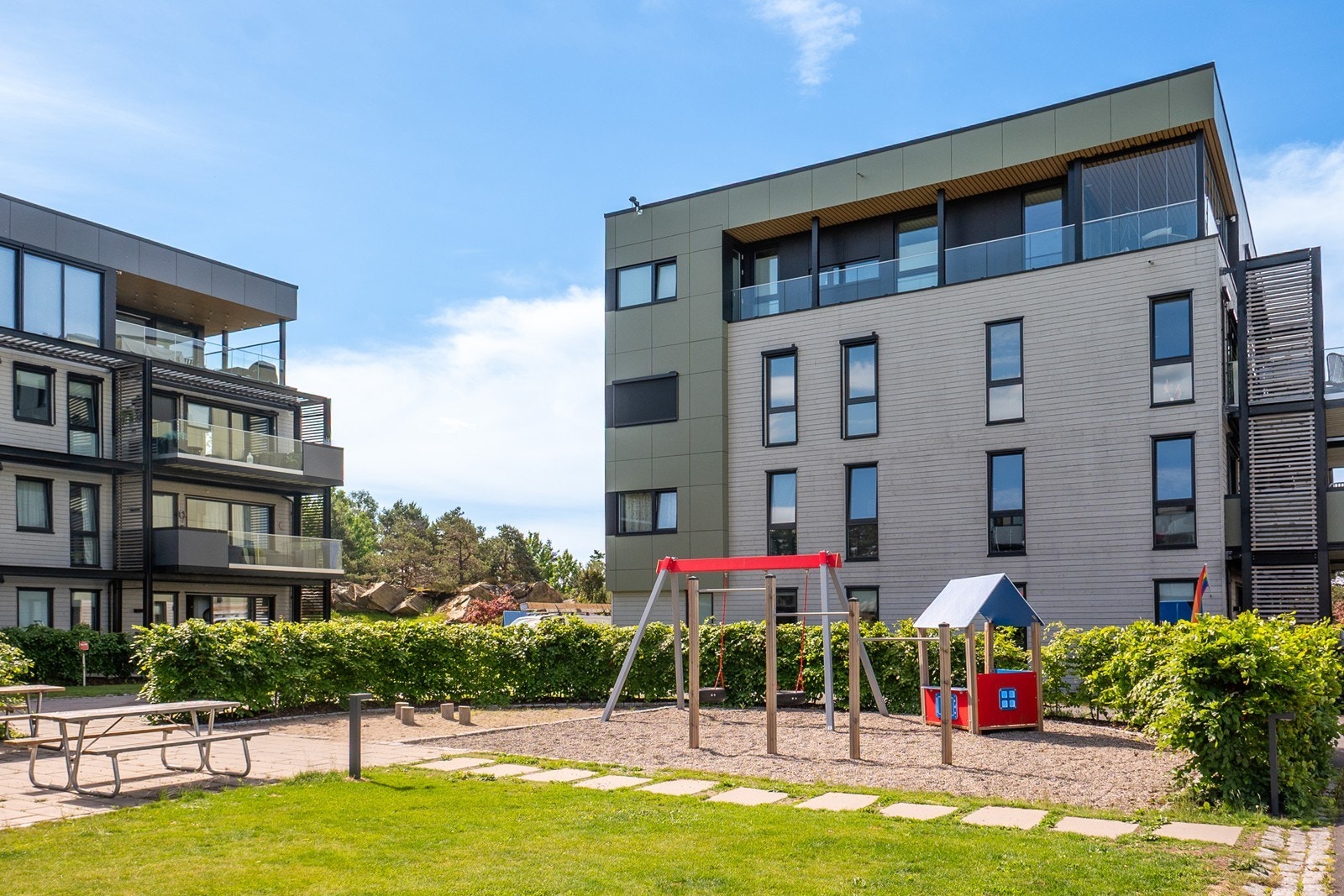 Sameiets fellesarealer er pent opparbeidet med lekeapparater, sitteplasser, grønne uteområder og gode solforhold som skaper et hyggelig miljø for både store og små. Galleribilde
