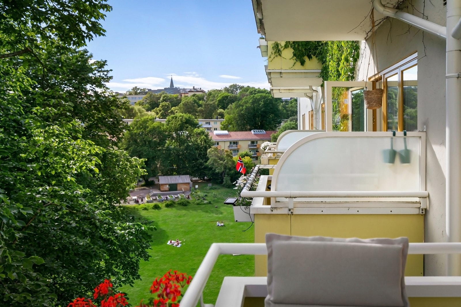 Det er flotte solforhold på balkongen, fra formiddagen til kvelden Galleribilde