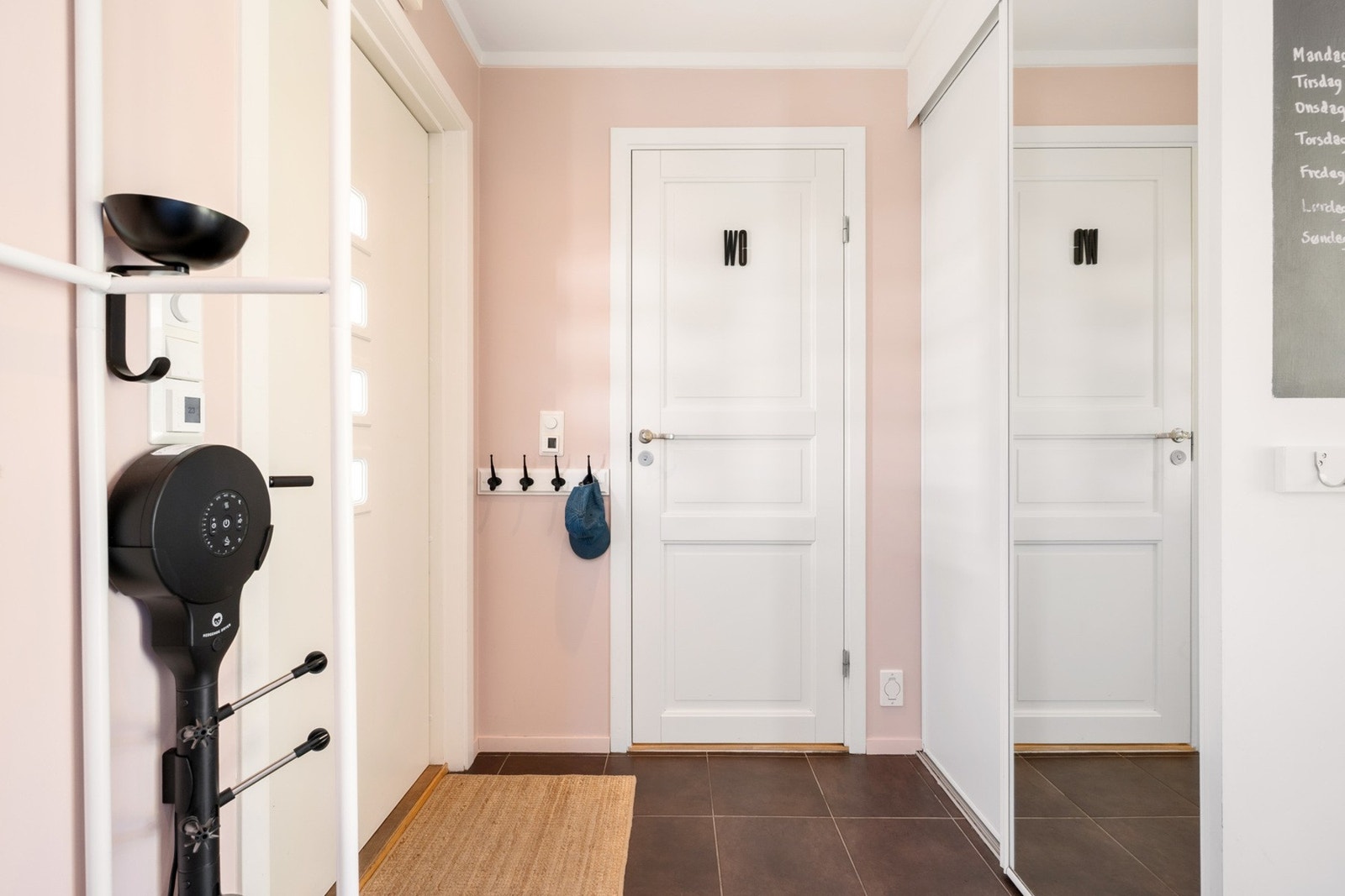 Entréen er flislagt og utstyrt med behagelig gulvvarme. En stor skyvedørsgarderobe gir rikelig med oppbevaringsplass for yttertøy og sko. Galleribilde
