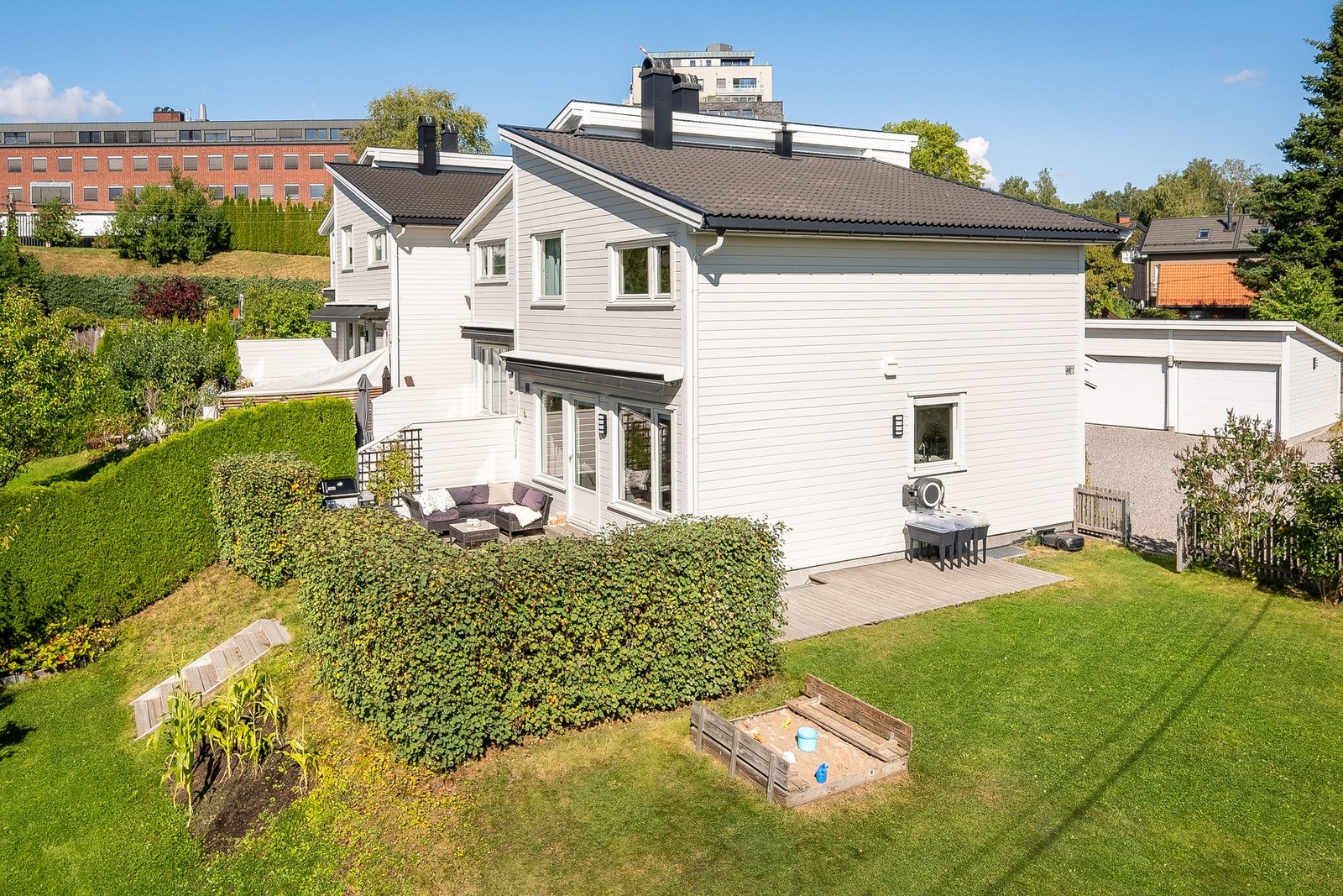 Boligen har en attraktiv endeplassering med en fantastisk hage og sol fra morgen til kveld. Galleribilde