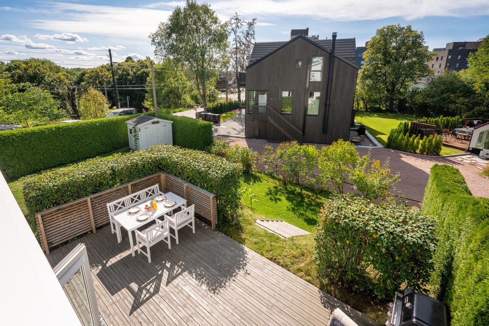 Fra 2. etasje har man luftig og grønt utsyn over den hyggelige hagen. Galleribilde