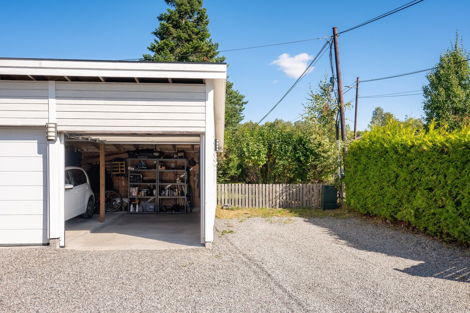 Boligen disponerer halvparten av en dobbelgarasje på ca. 15 m² med leddport, i tillegg til en biloppstillingsplass rett utenfor garasjen. Det ble installert Tesla-lader i 2023. Galleribilde