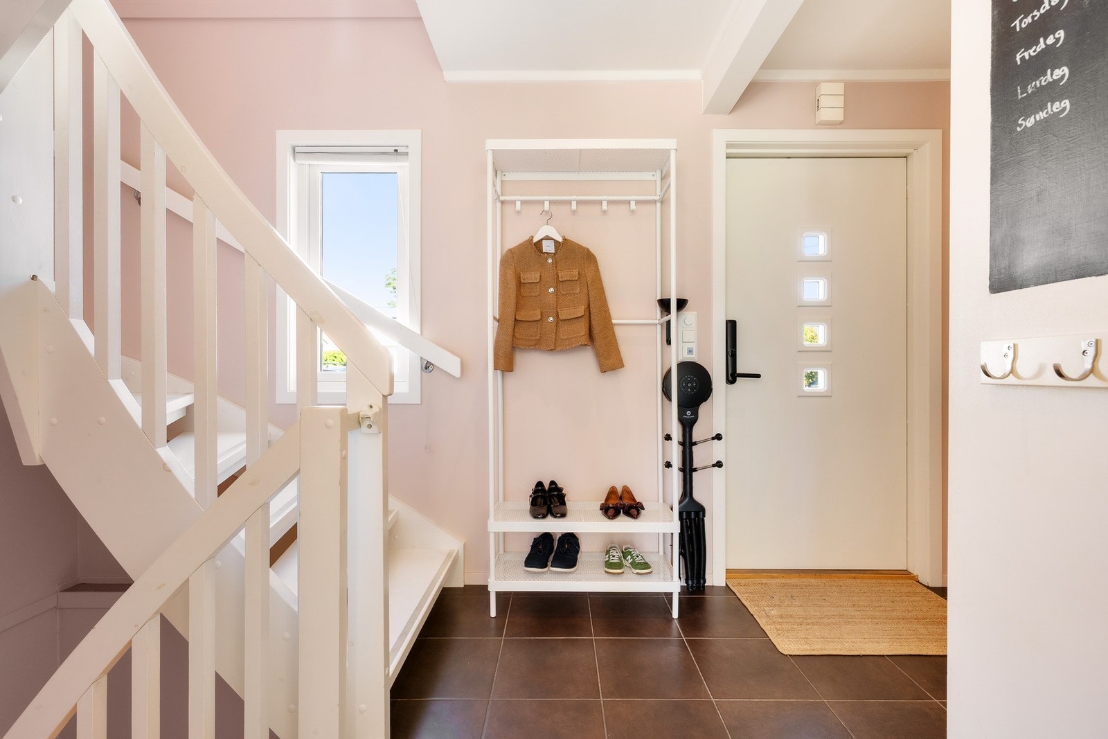 Innbydende entré. I desember 2024 ble alle downlights og tilhørende dimmere oppgradert til smartbelysning fra Plejd. Galleribilde