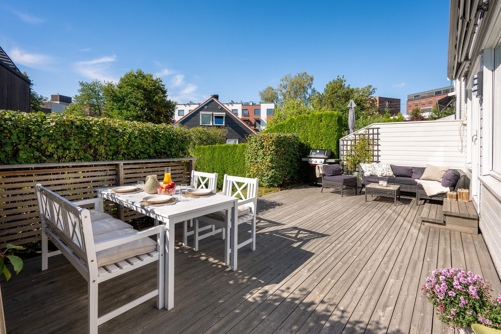 Stuen forlenges av en herlig, solrik terrasse på ca. 42 m² med videre adkomst til en grønn og frodig hage. Galleribilde