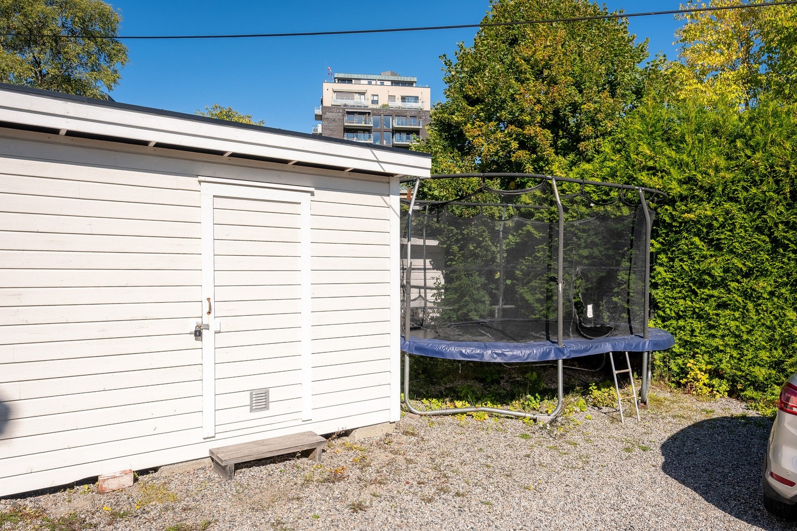 Boligen har god lagringskapasitet i teknisk rom, bod, halvpart av utebod og i redskapsbod i hagen. Galleribilde