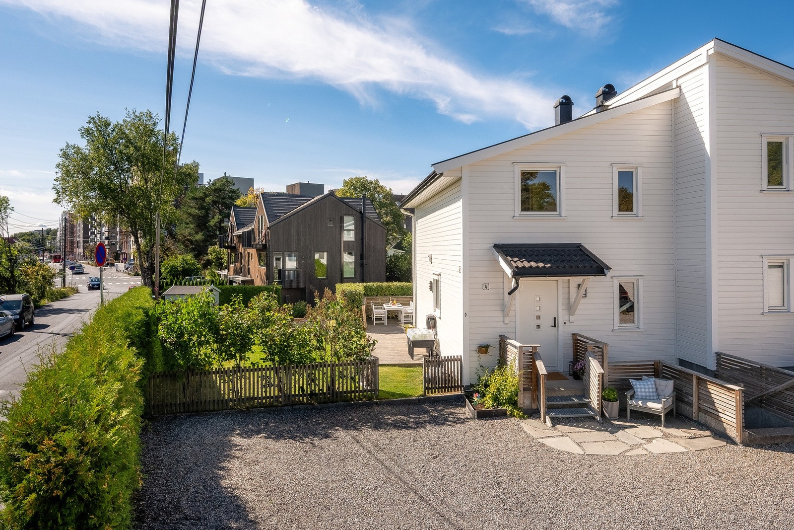 Sommeren 2025 ble fasadene i sameiet malt av profesjonelle malere. Galleribilde