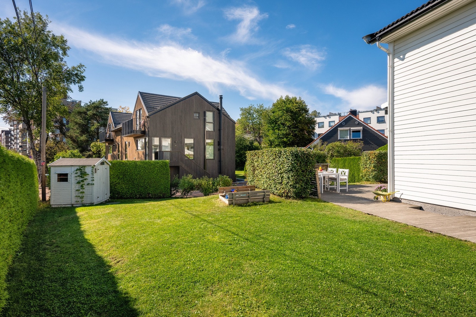 Nydelig opparbeidet hage med plen, variert beplantning og flere hyggelige oppholdssoner. Perfekt utformet for både lek og avslapning. Galleribilde