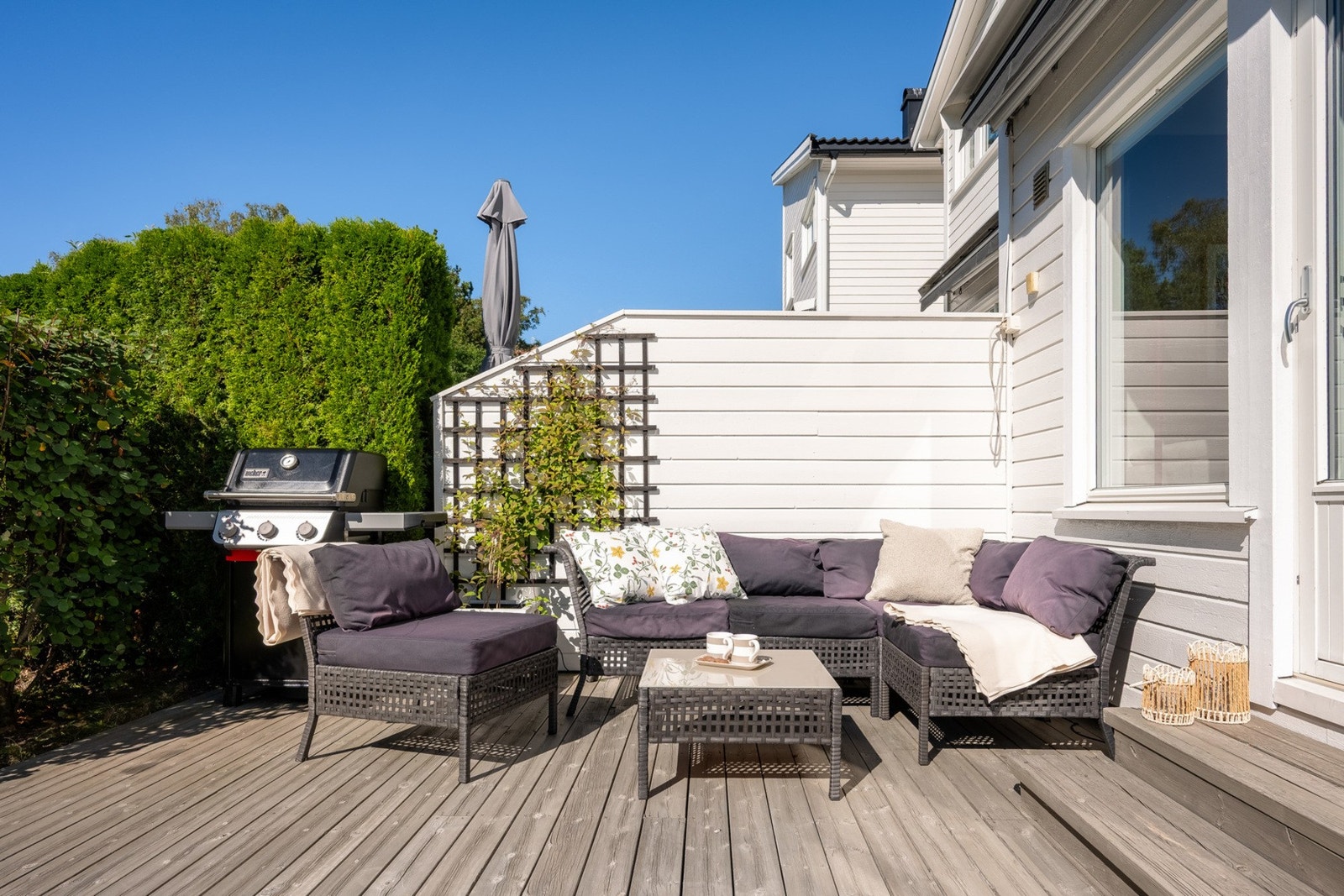Den romslige terrassen har god plass til både spisegruppe og loungemøbler, og danner et hyggelig samlingspunkt i sommerhalvåret. Galleribilde