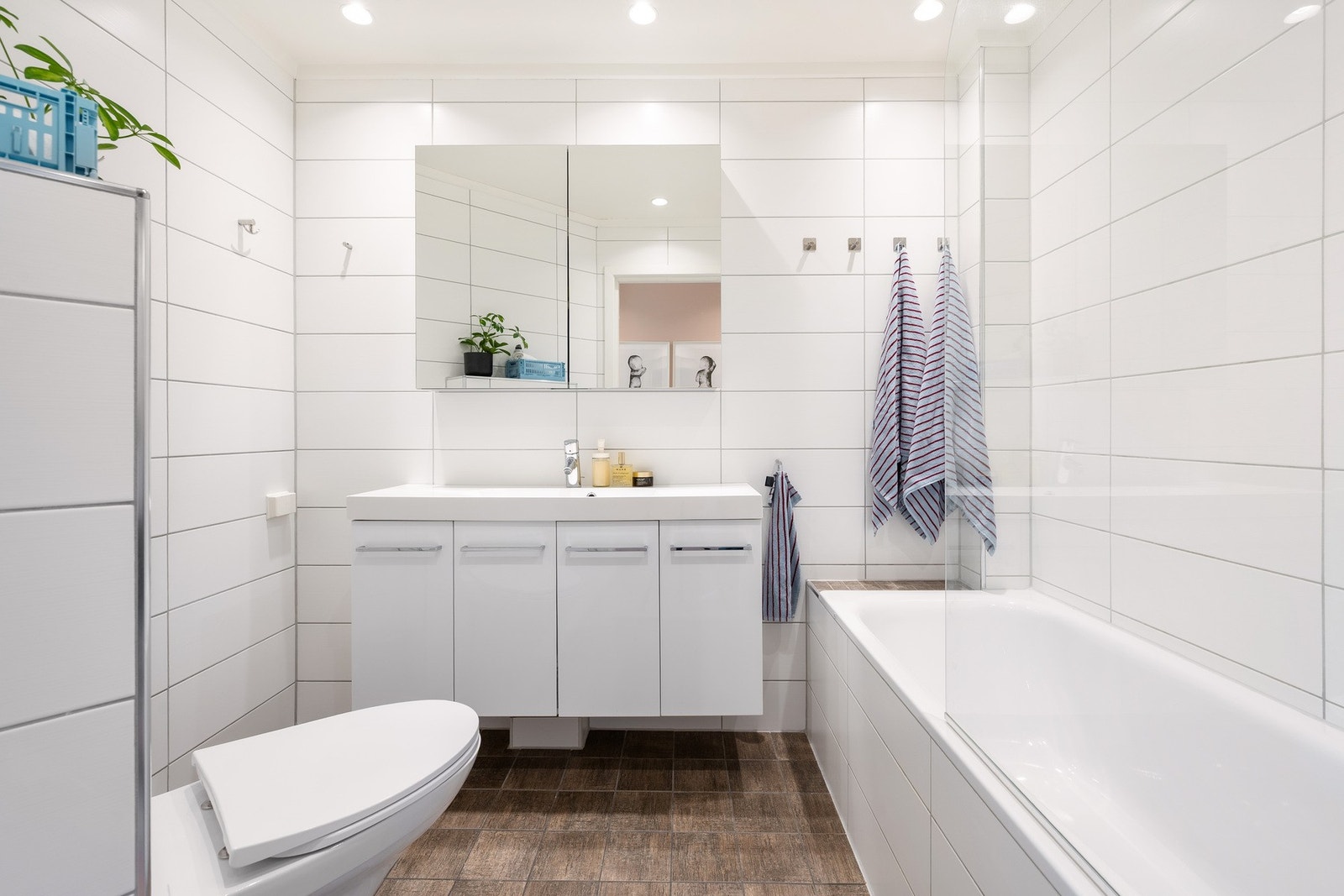 Badet i 2. etasje er lyst og delikat, med tidløse fliser på vegger og gulv. Galleribilde