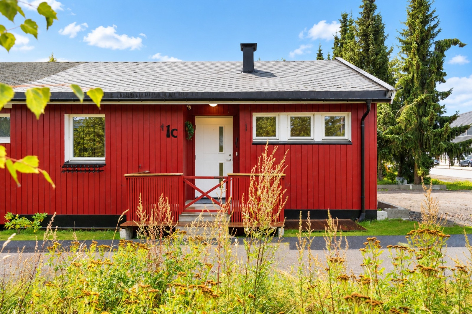 Privat inngangsparti og godt med parkering (bildet er redigert med AI) Galleribilde