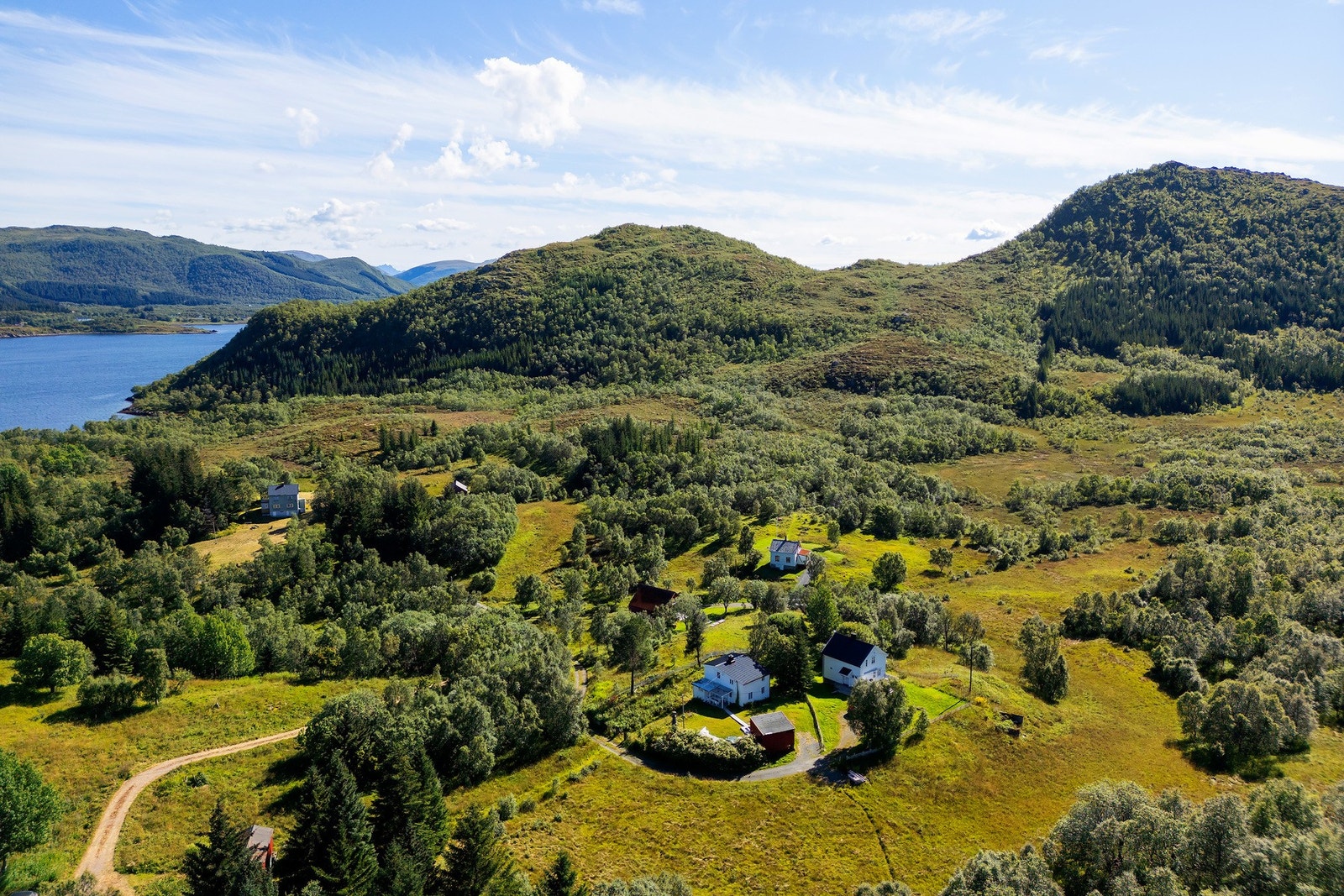Det er ca. 11 km til Straume og 9.5 til Eidet. Galleribilde