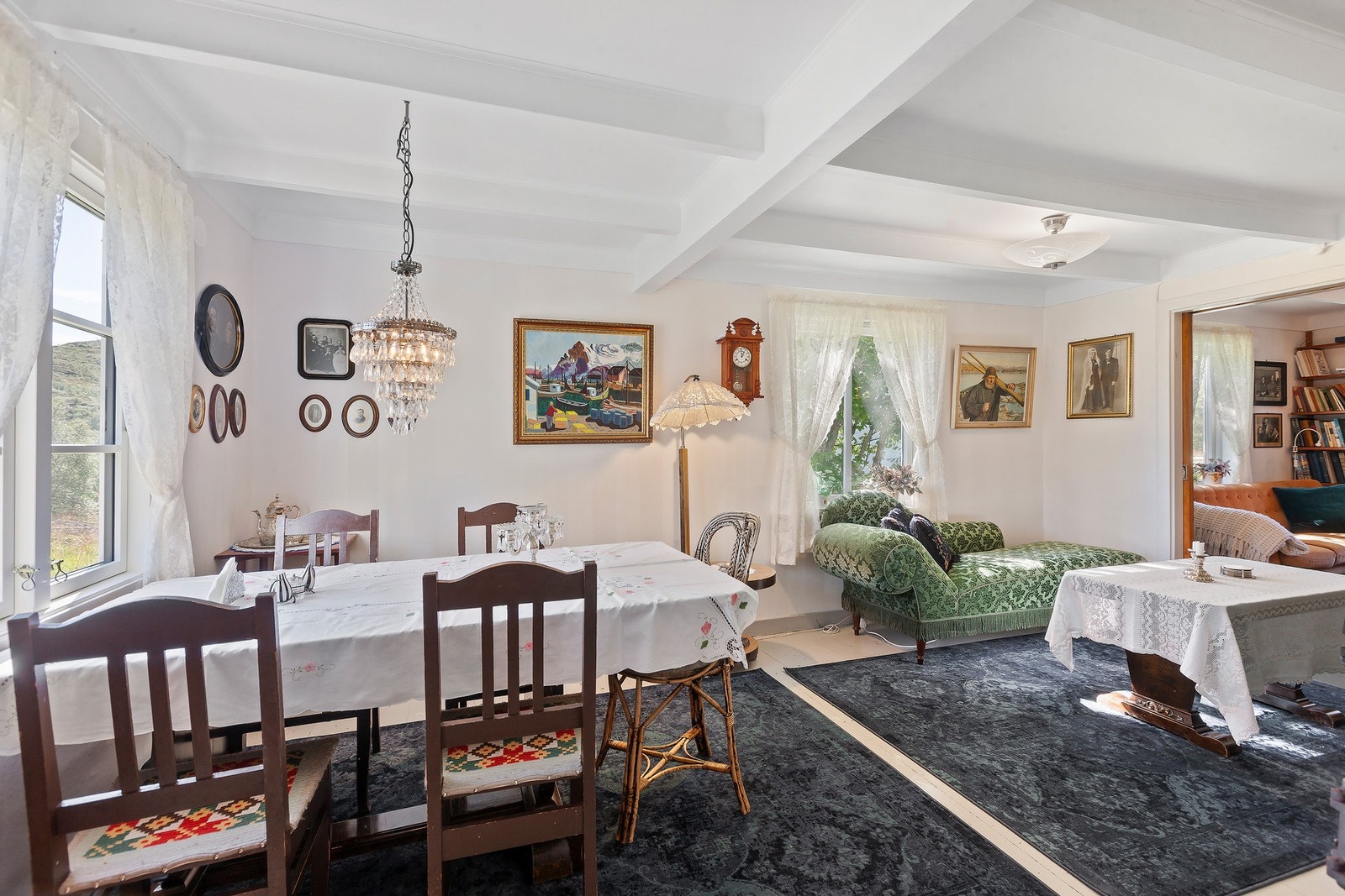 Sjarmerende spisestue med god plass til hyggelige måltider med familie og venner. Galleribilde