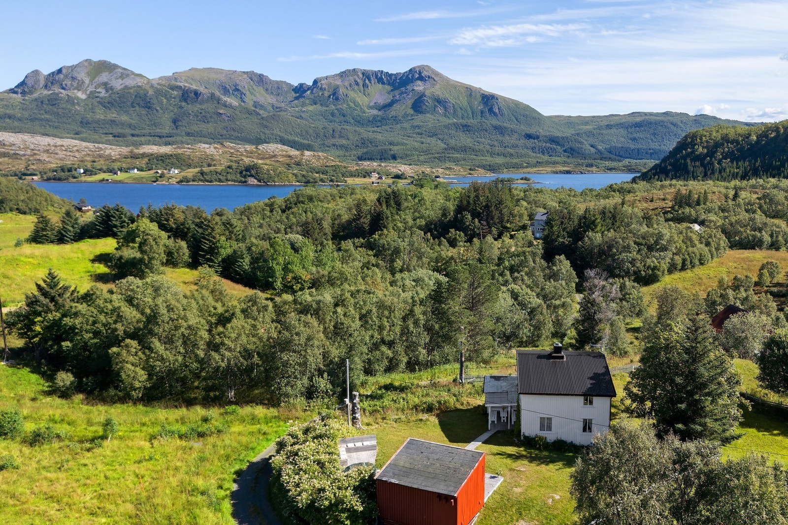 Her får du muligheten til å overta en eiendom som har vært samlingssted for familie, venner og naturopplevelser. Galleribilde