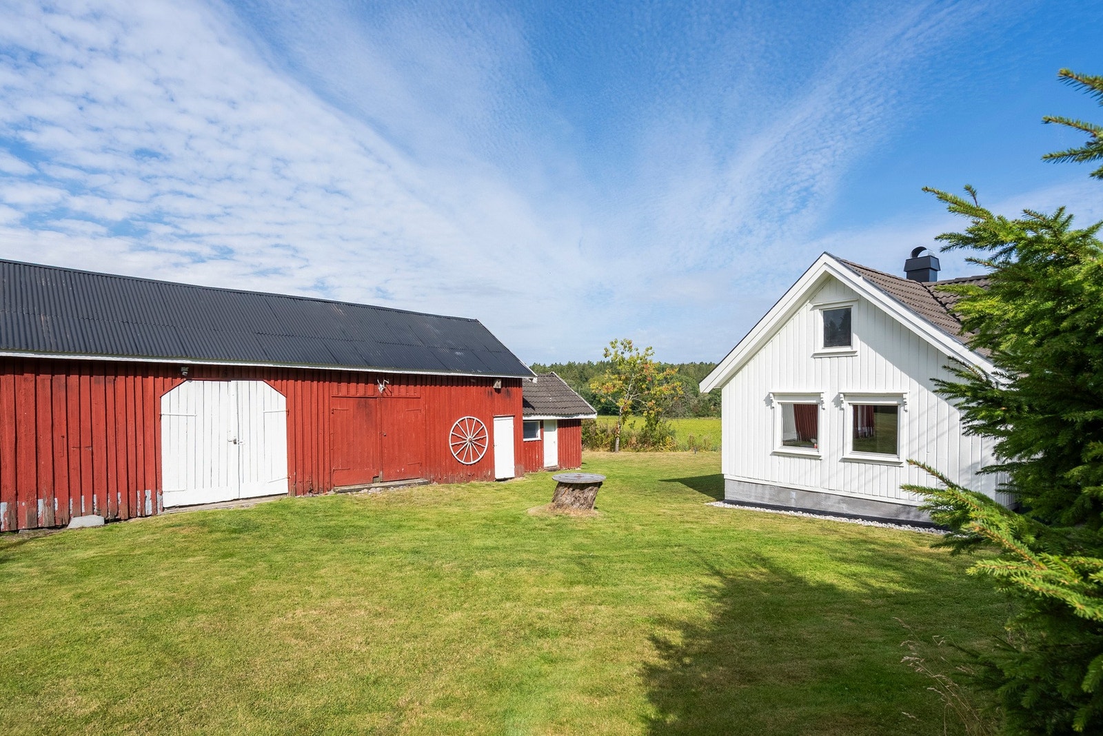 Eiendommen byr på grønne uteområder, nærhet til naturen og en låve med gode muligheter for videre utnyttelse Galleribilde