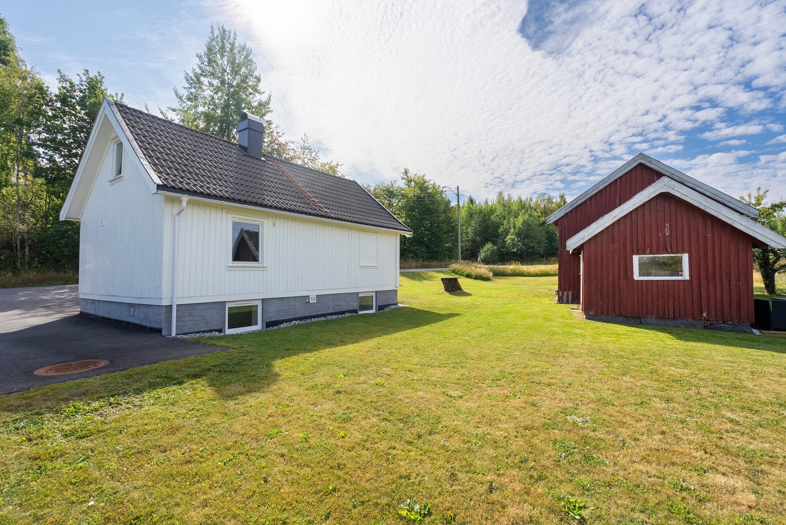 Her får du en innholdsrik eiendom på nesten 1,5 mål, med enebolig, låve og flotte hageområder i en fredelig og rolig beliggenhet Galleribilde