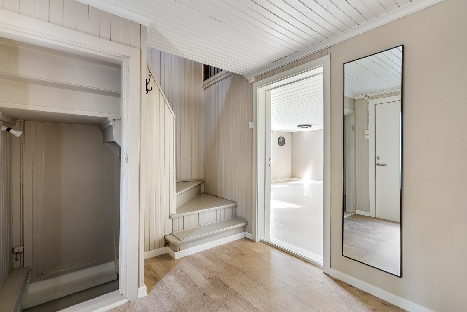 En lys hall fungerer som et naturlig knutepunkt i boligen, med enkel tilgang til de øvrige rommene. Det gjennomgående fargevalget gir et harmonisk uttrykk som enkelt kan gjøres personlig Galleribilde