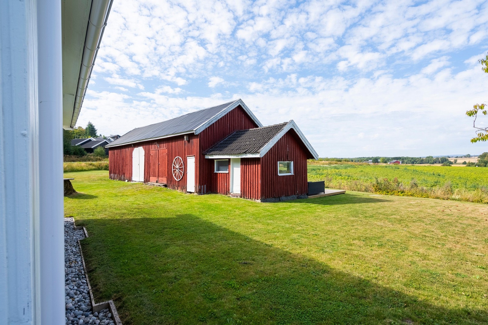 Flere hyggelige uteplasser og grønne områder gir gode muligheter for uteliv i alle årstider, med en stille og landlig atmosfære Galleribilde