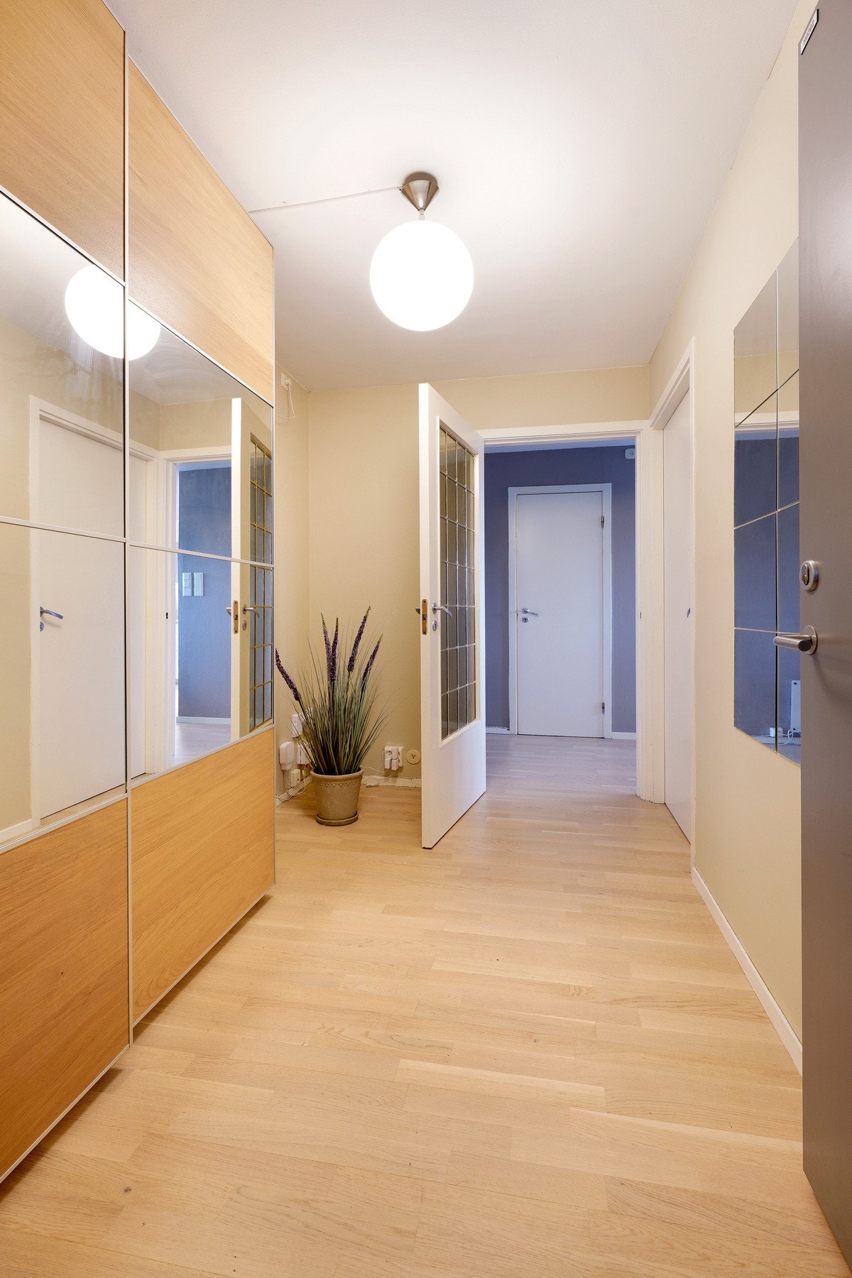 Stor gang med skyvedørsgarderobe som medfølger. Galleribilde