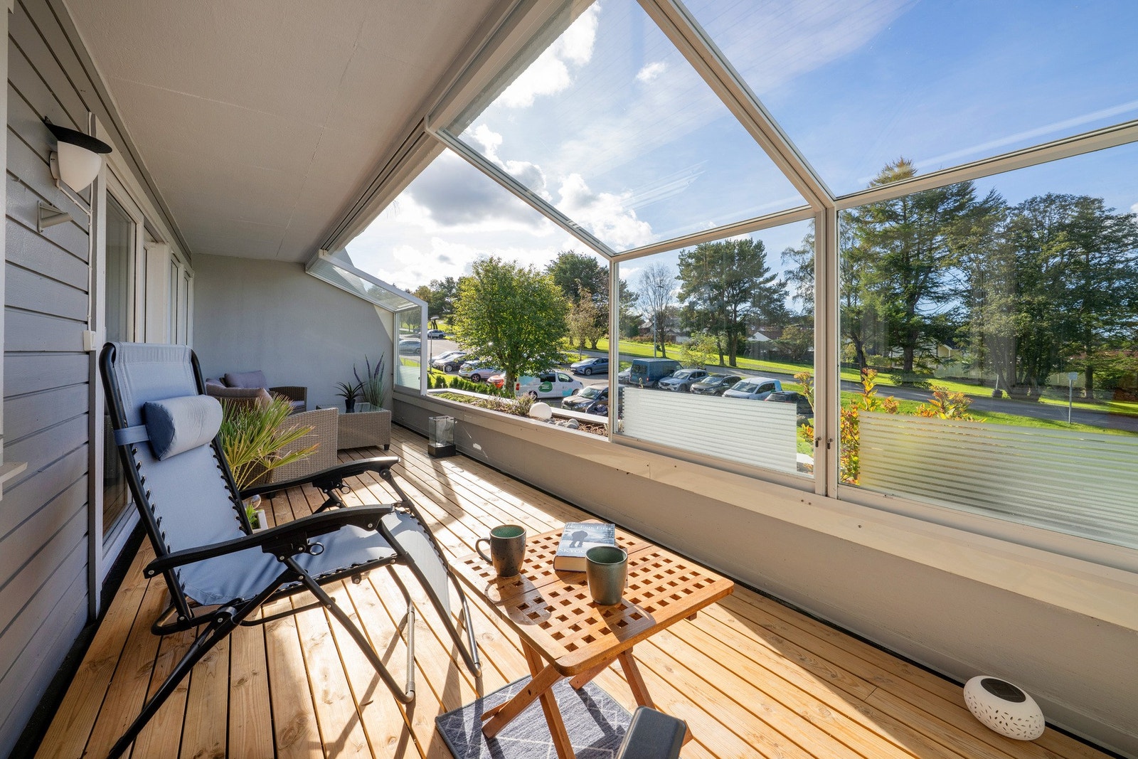 Stor innglasset terrasse på 18 m2 ut fra stuen. Galleribilde