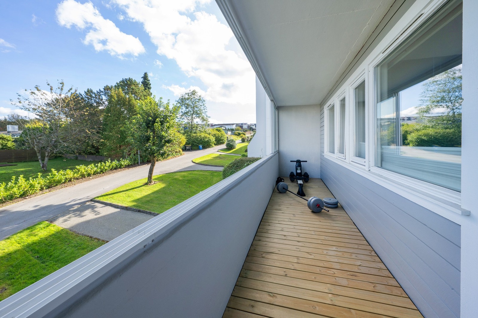På balkongen ut fra kjøkkenet kan man nyte morgensolen, eller ta en treningsøkt? Den er ca. 10 m2 og innglasset. Galleribilde