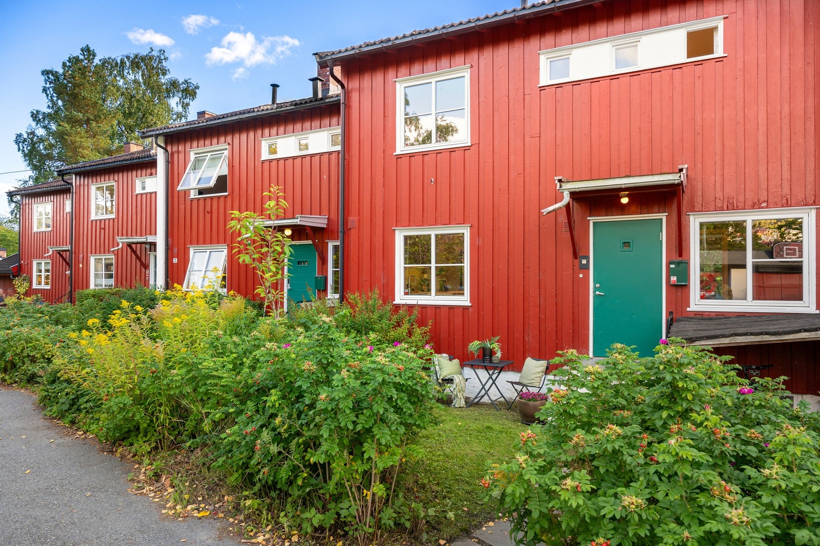 "Bakkebygrenda" - oser av sjarm og et eldorado for barn Galleribilde