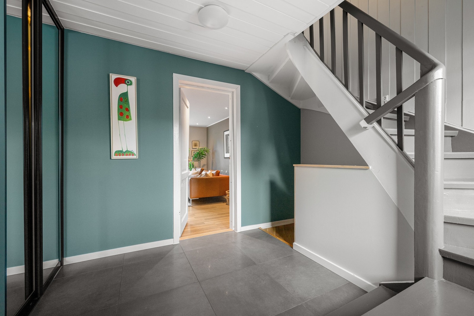 Tiltalende entré med skyvedørsgarderobe - original trapp som er ett smykke i boligen Galleribilde
