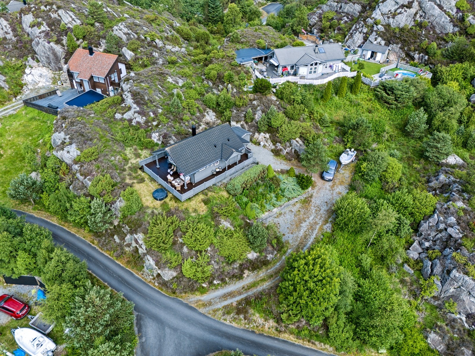 Eiendommen har enkel adkomst via asfaltert vei nesten helt frem til hytten. Galleribilde