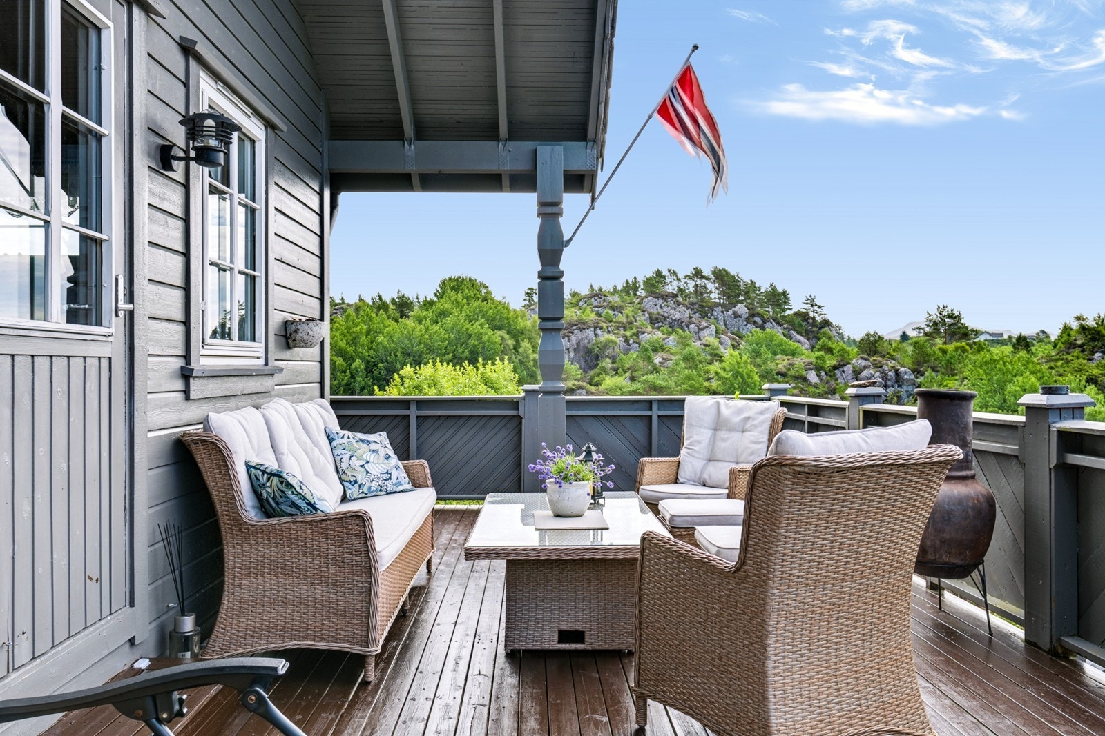 En flott terrasse hvor du kan nyte utsikten og roen. Galleribilde