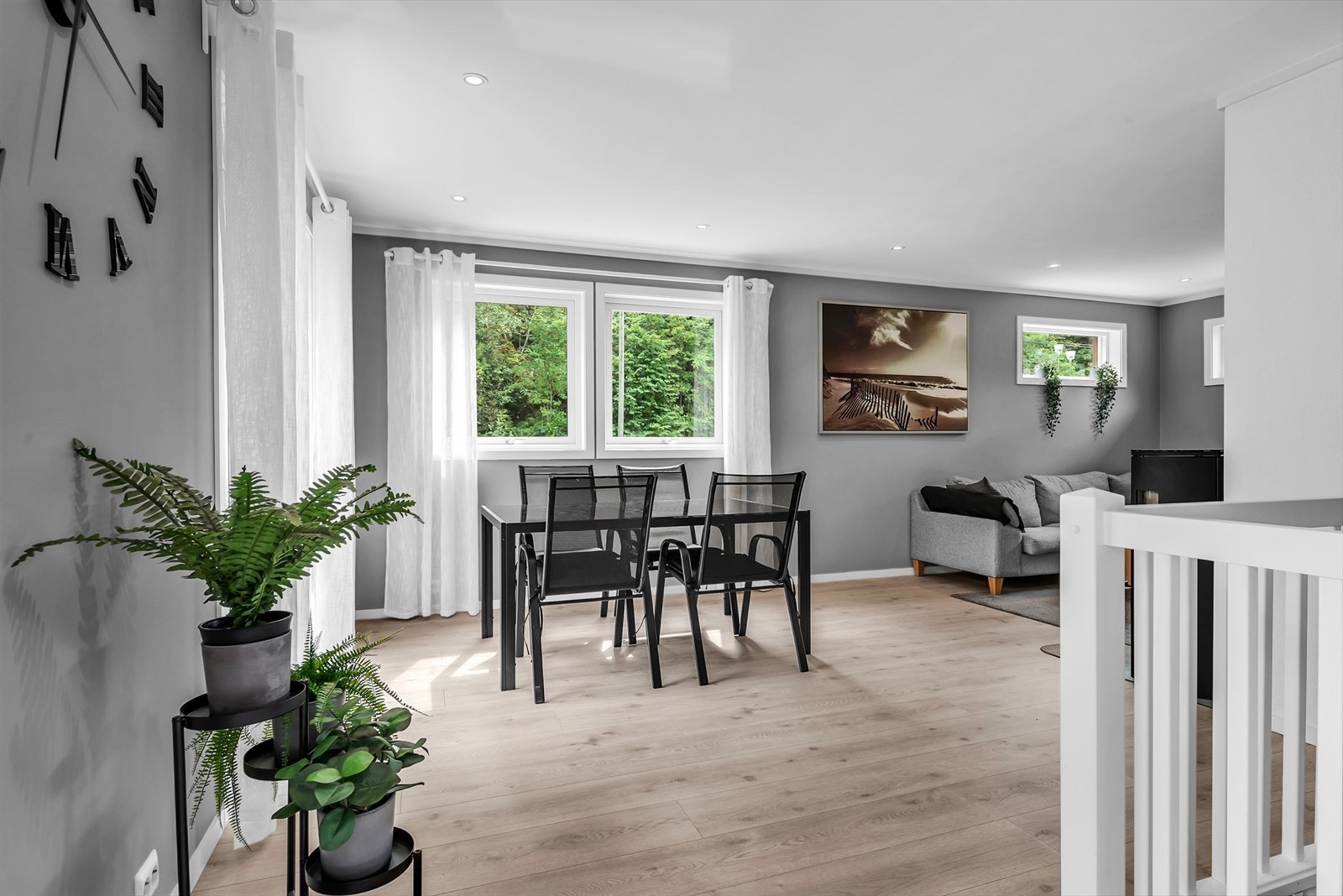 Lys og fin stue med belysning i tak Galleribilde