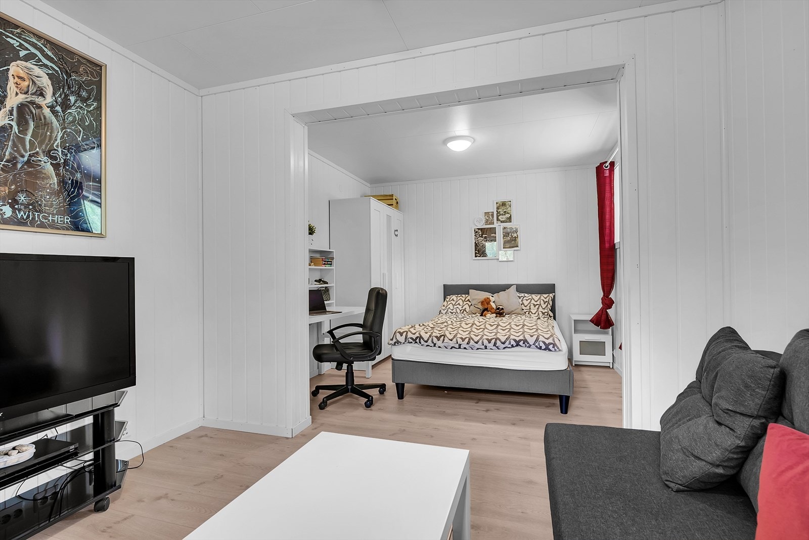 Kjellerstue og soverom i åpen løsning Galleribilde