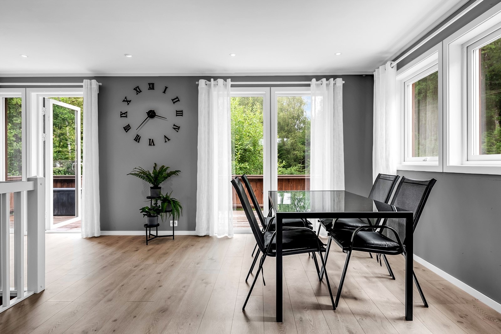 Fra stuen er det utgang til stor terrasse Galleribilde