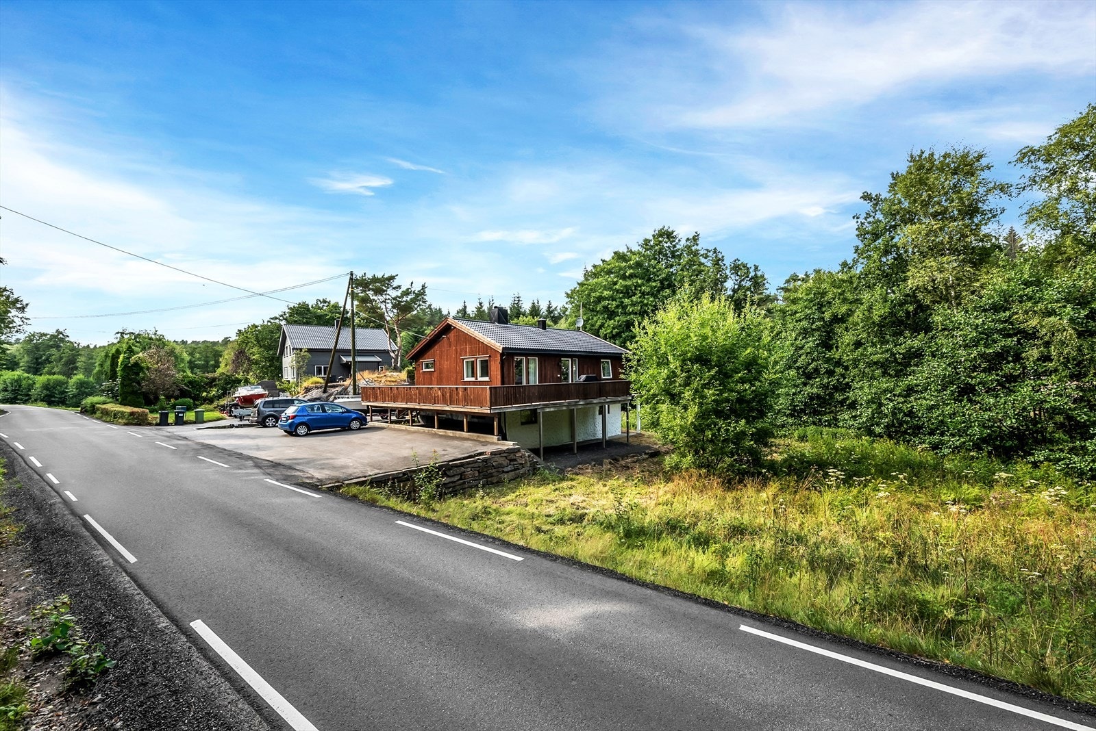 Det er en kort kjøretur til Lillesand sentrum med butikker, caféer, restauranter og servicetilbud Galleribilde