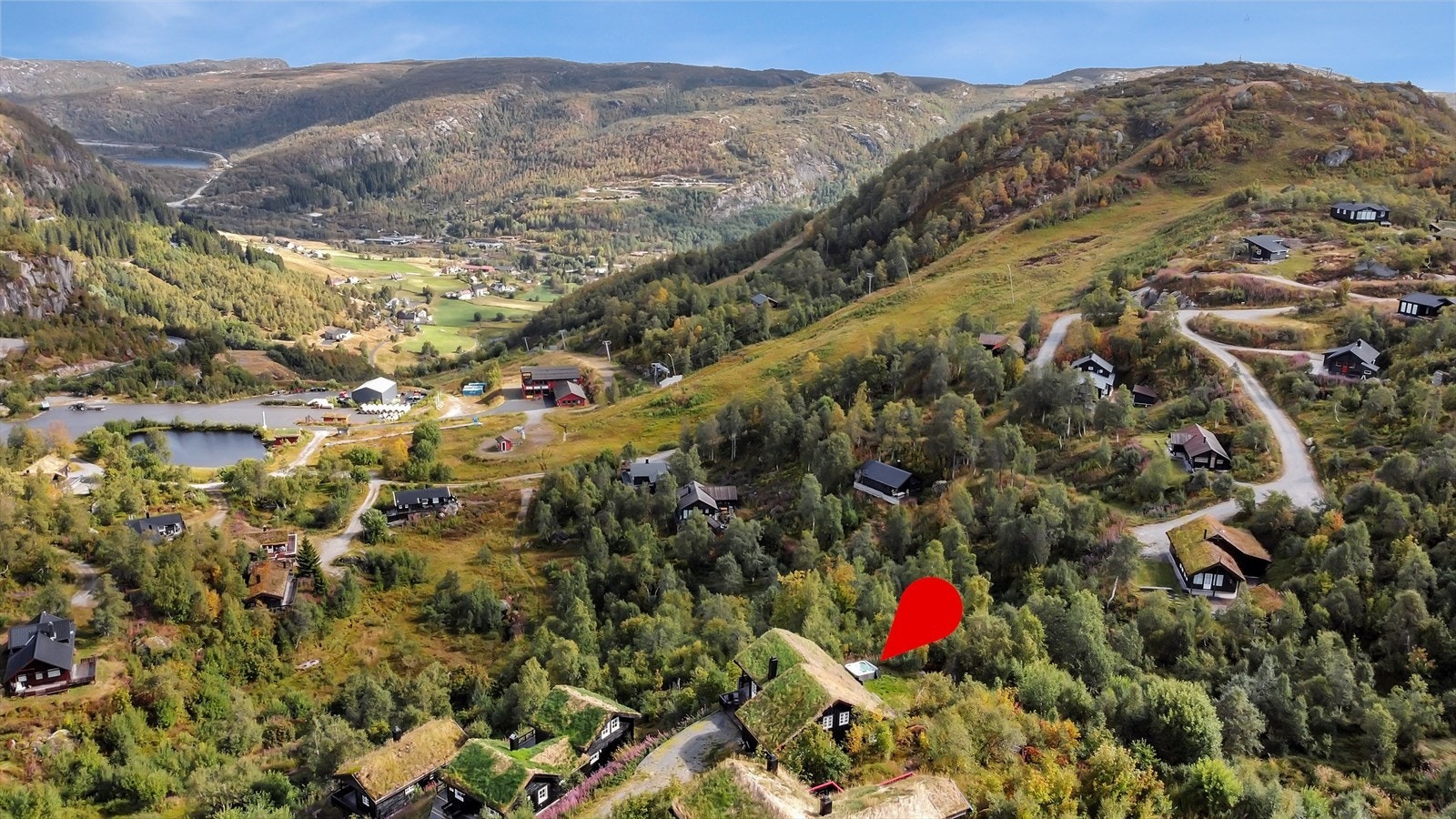 Ljosland byr på et vakkert fjellandskap med turmuligheter året rundt - og her får du i tillegg ski inn/ut til alpinbakken. Galleribilde