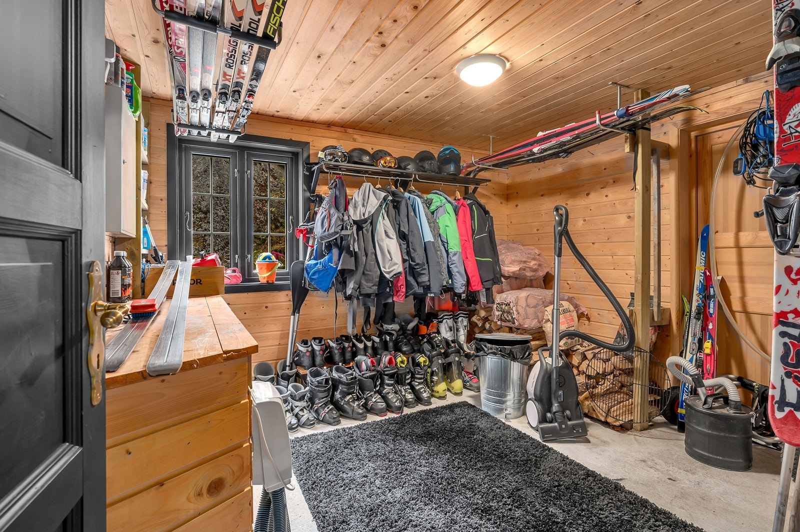 Innvendig bod med egen ytterdør, ideell for oppbevaring av ski, friluftsutstyr og annet sesongutstyr. Galleribilde
