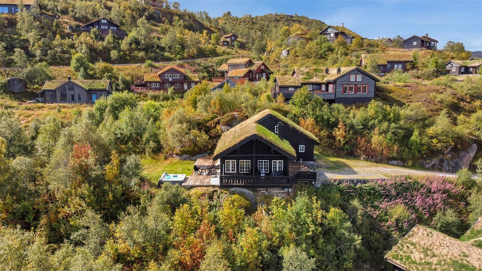 Hytta ligger i et etablert og populært hytteområde på Ljosland, kjent for gode solforhold, flott natur og et aktivt friluftsmiljø året rundt. Galleribilde