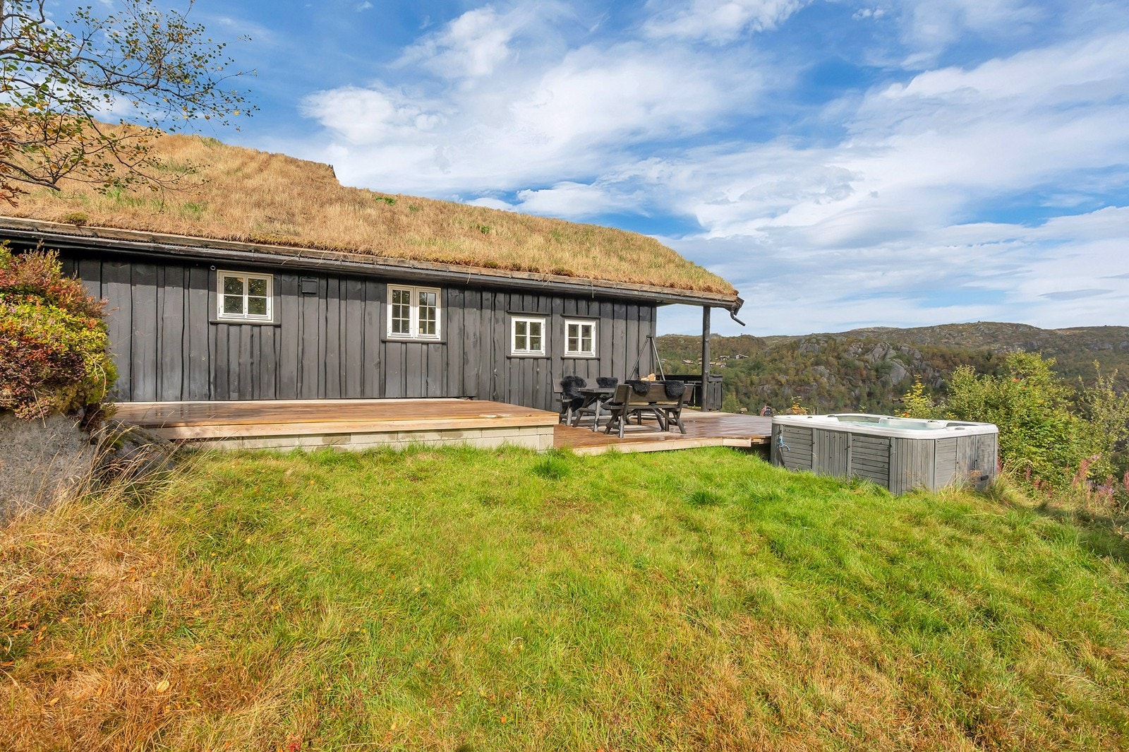 Eiendommen har en kombinasjon av naturtomt og opparbeidet uteområde. Galleribilde