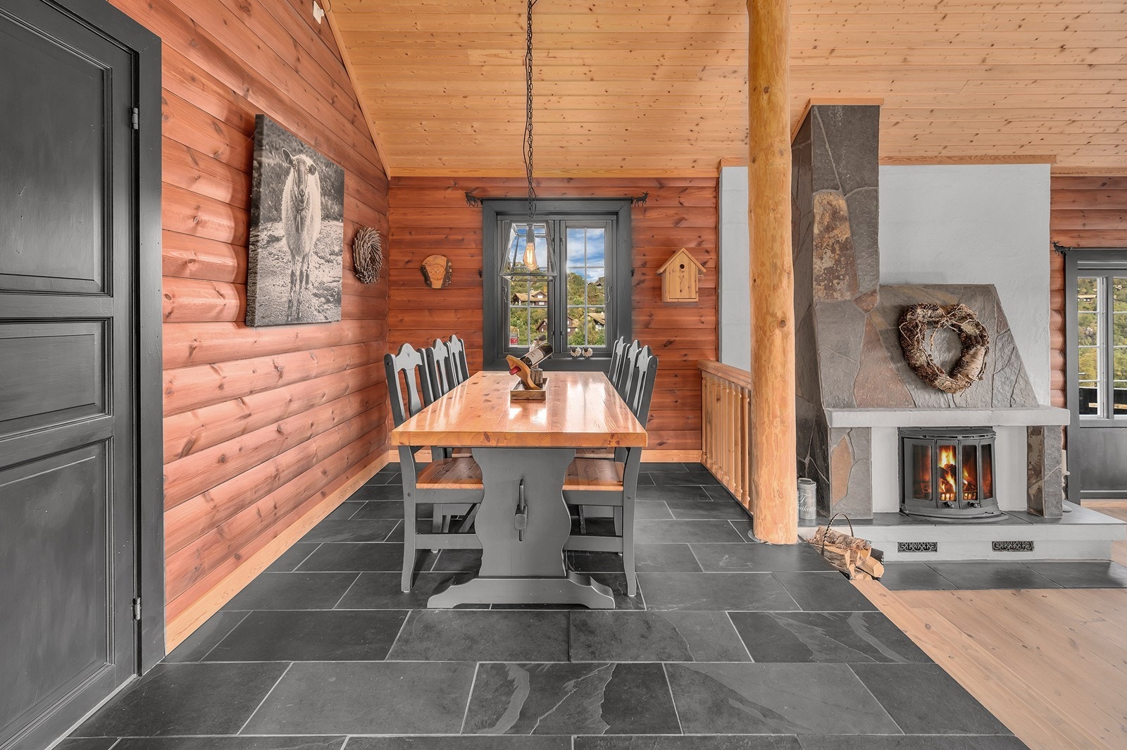 Spisestuen fungerer som et naturlig samlingspunkt, med god plass til et langbord som inviterer til hyggelige måltider og sosiale sammenkomster. Galleribilde
