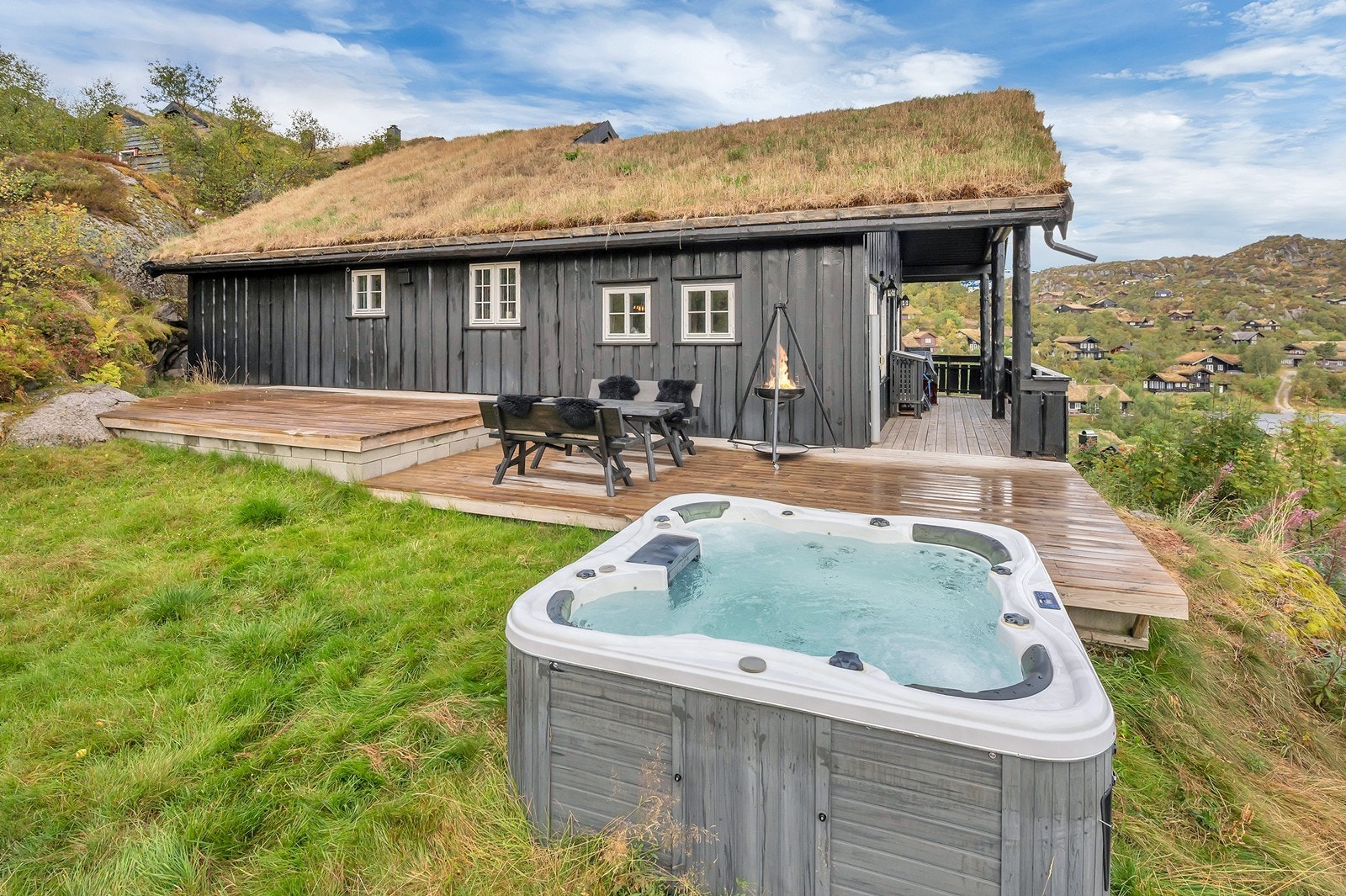 Med terrasse og platting på totalt 78 m² får du generøse utearealer med uhindret utsyn mot den storslåtte fjellheimen - et perfekt sted for soltimer, måltider og avslapning i naturskjønne omgivelser. Galleribilde