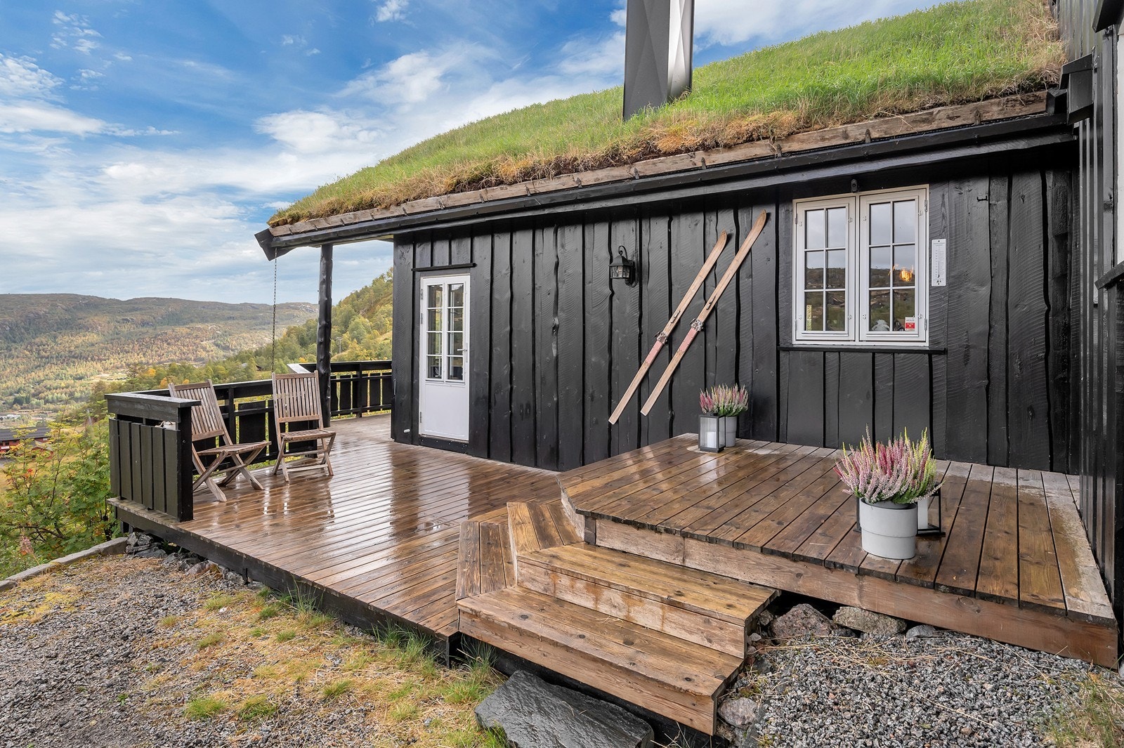 Terrassen strekker seg rundt deler av hytta og gir flere uteplasser med gode solforhold og variert bruksmulighet. Galleribilde