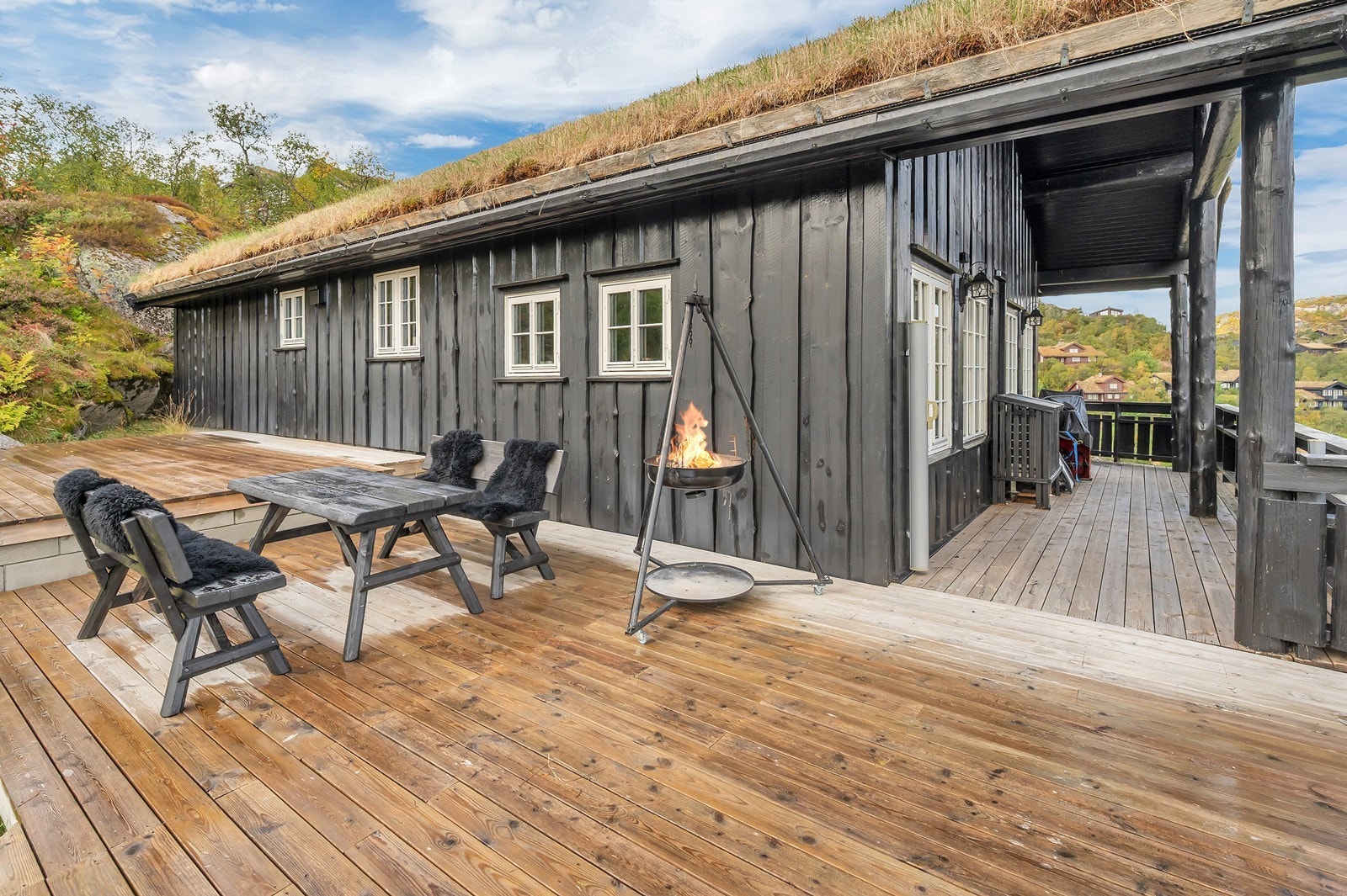 Sømløs overgang mellom den åpne og den overbygde delen av terrassen. Galleribilde