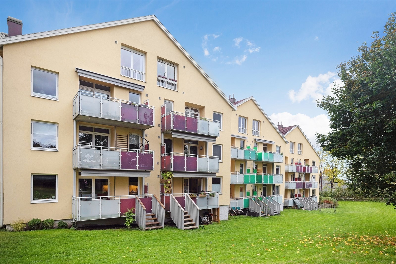 Leiligheten disponerer en kjellerbod på ca. 3 kvm, samt to boder på ca. 0,4 kvm og 5 kvm ved på loftet siden av leiligheten - perfekt for ekstra oppbevaring. Galleribilde
