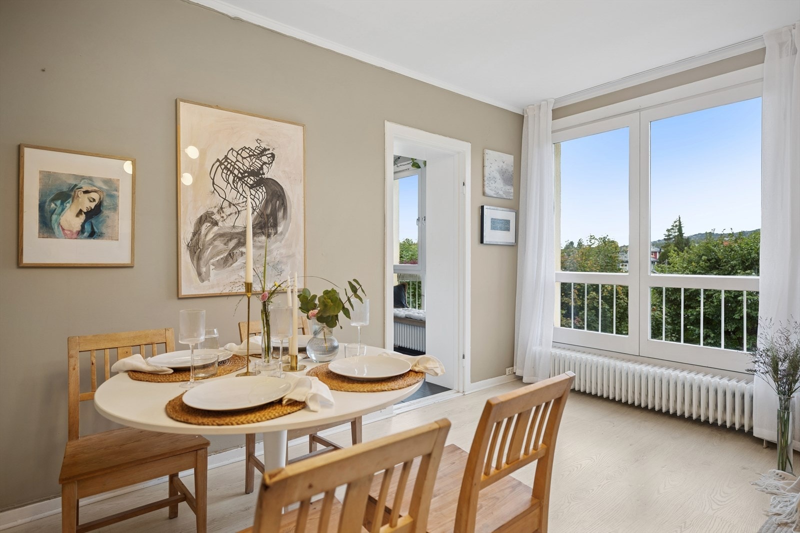 Her kan man nyte hyggelige måltider med familie og venner, omgitt av naturlig lys og flott utsikt. Galleribilde