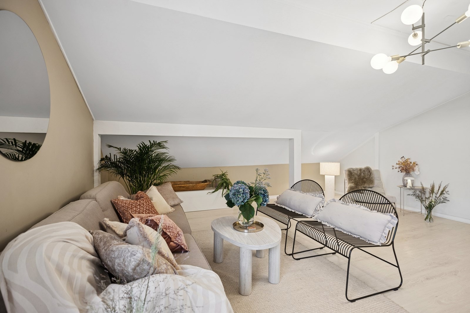 Leiligheten har en lys og romslig stue med god plass til både sofagruppe, spisebord og tilhørende møblement. Galleribilde