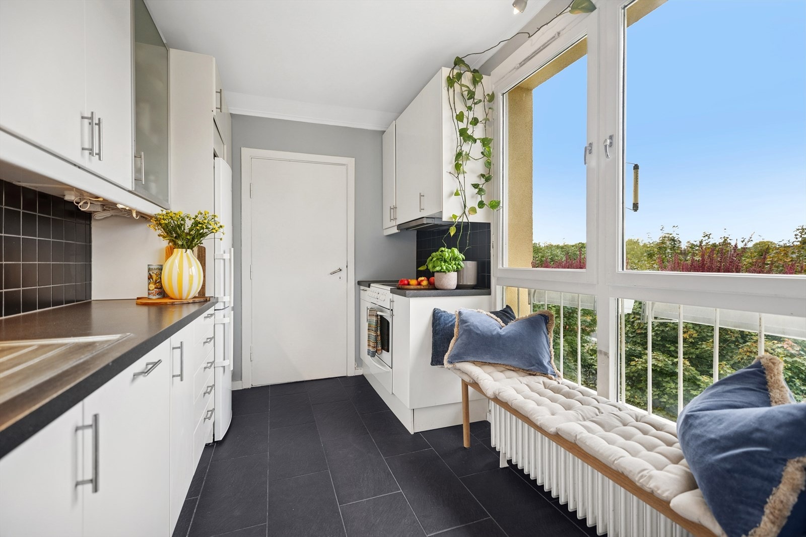 Store vindusflater som slipper inn rikelig med dagslys med koselig sittebenk hvor man kan nyte den fine utsikten. Galleribilde