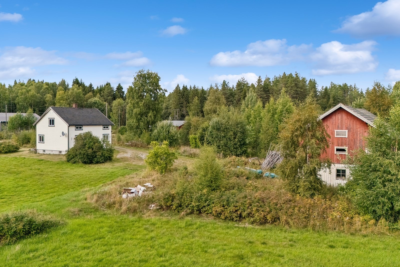 Eiendommen ligger usjenert til med skog og åpne jorder som nærmeste naboer. Galleribilde