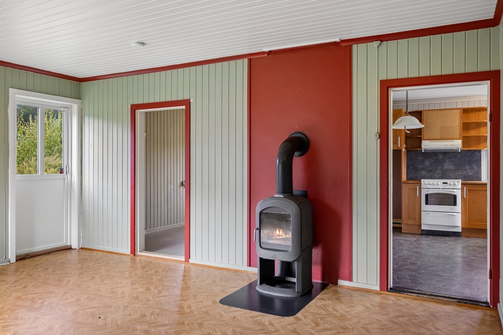 Stuen har peisovn fra 2005 og god plass til både sofagruppe og spisebord. Galleribilde