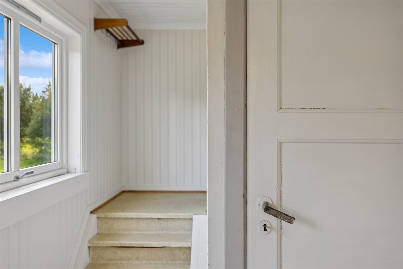 Fra entréen er det et avhuk som er brukt som garderobeløsning. Galleribilde