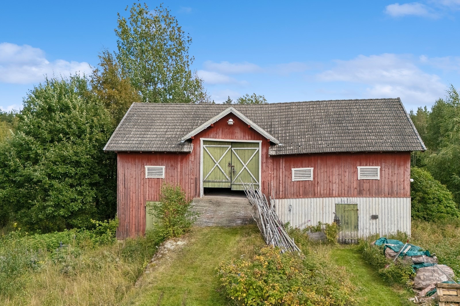 Tradisjonell låve som gir rikelig med lagringsplass. Galleribilde