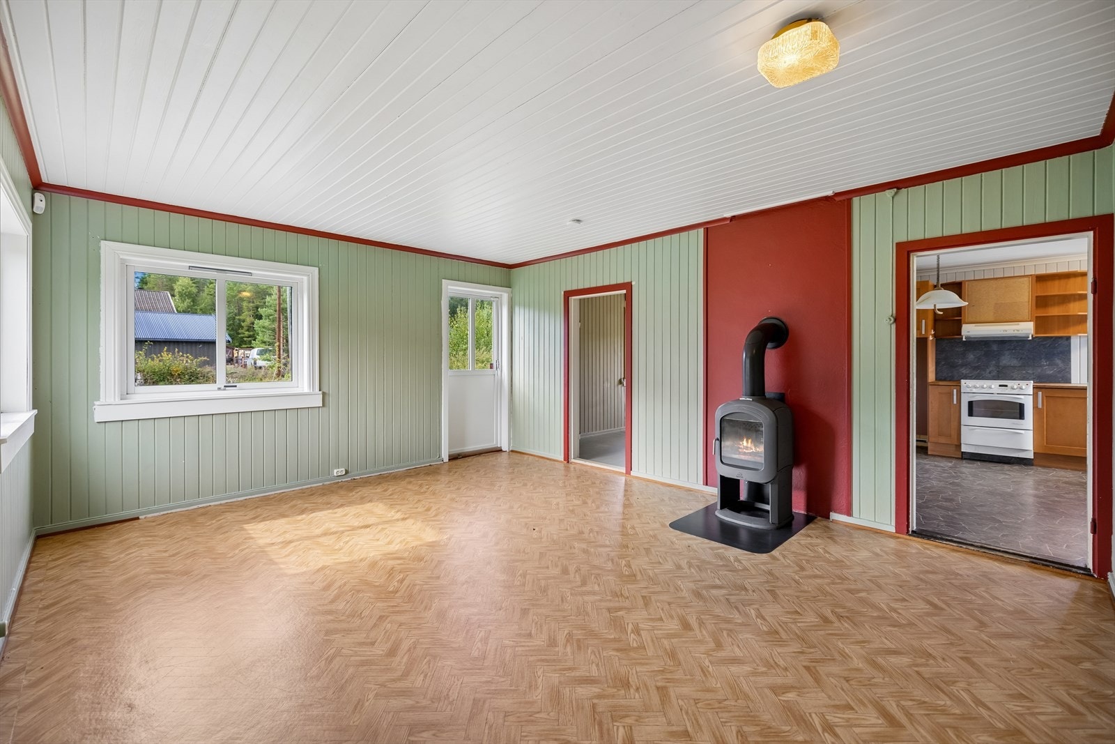 Vinduer og terrassedør fra 2001 slipper inn godt med dagslys. Galleribilde